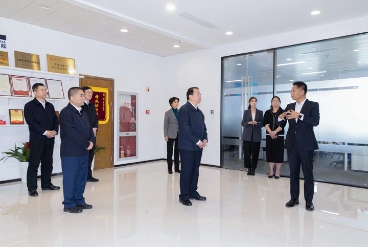 上海市长龚正一行察看AI知名人力资源服务公司非凡国际
的AI赋能人力资源数据动态分析平台